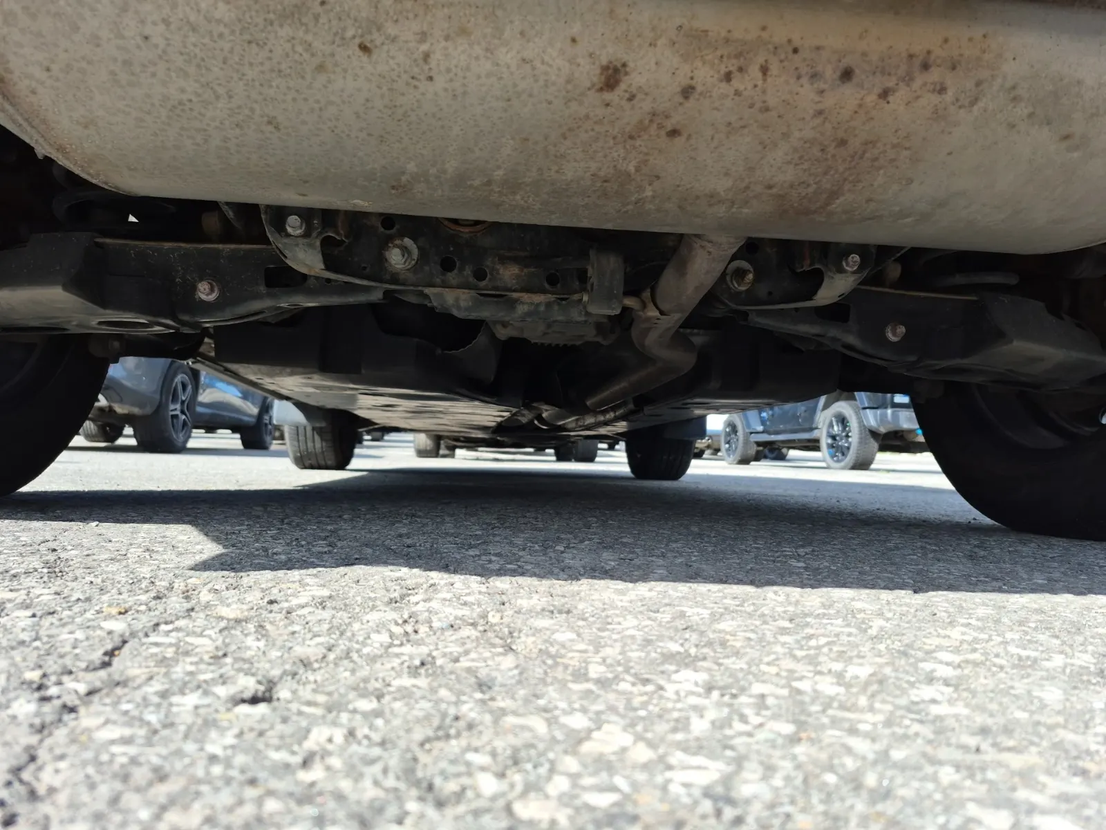 Undercarriage - Rear Photo