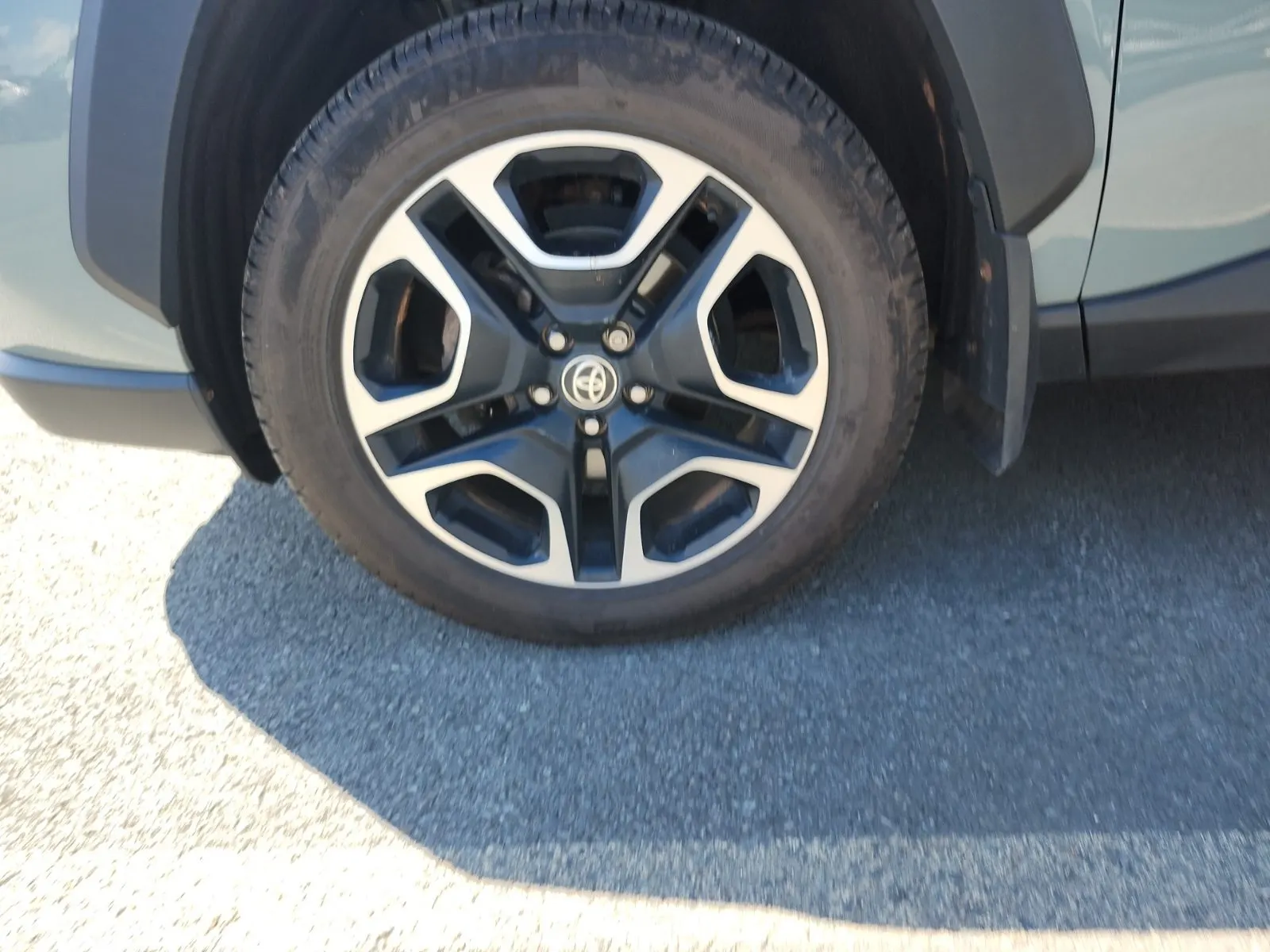 Front driver wheel/tire photo