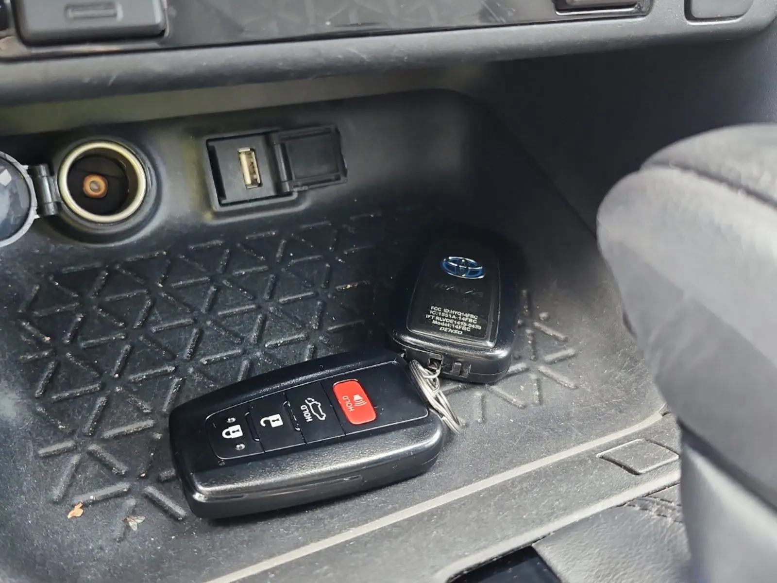 Keys/Fobs/Manual Photo