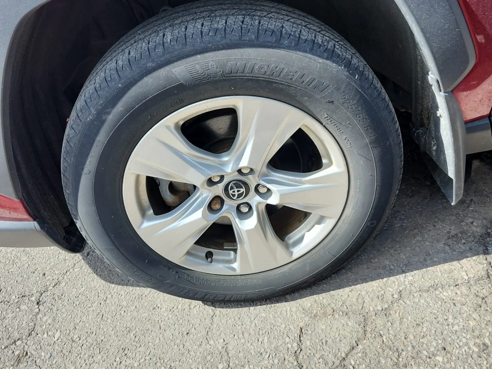 Front driver wheel/tire photo