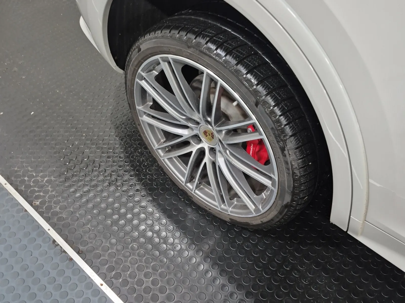 Right Rear Wheel/Tire Photo