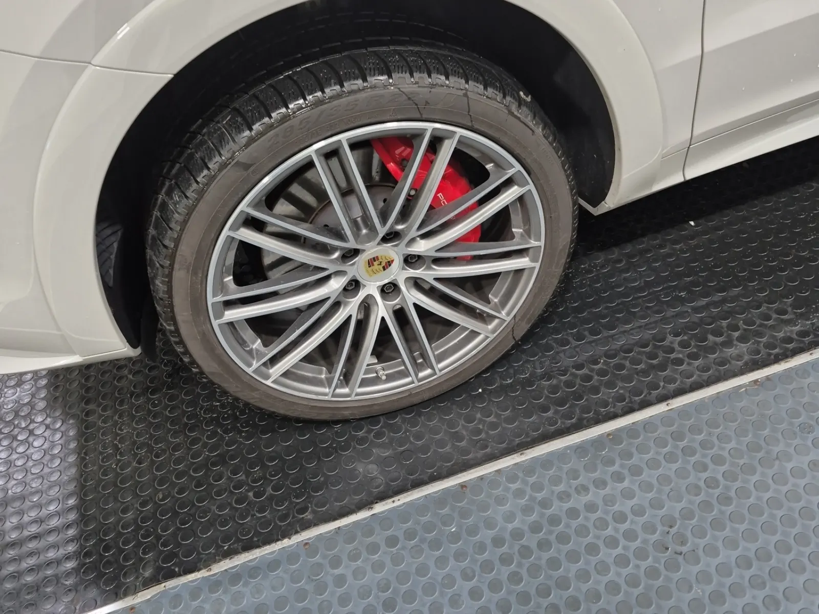 Front driver wheel/tire photo