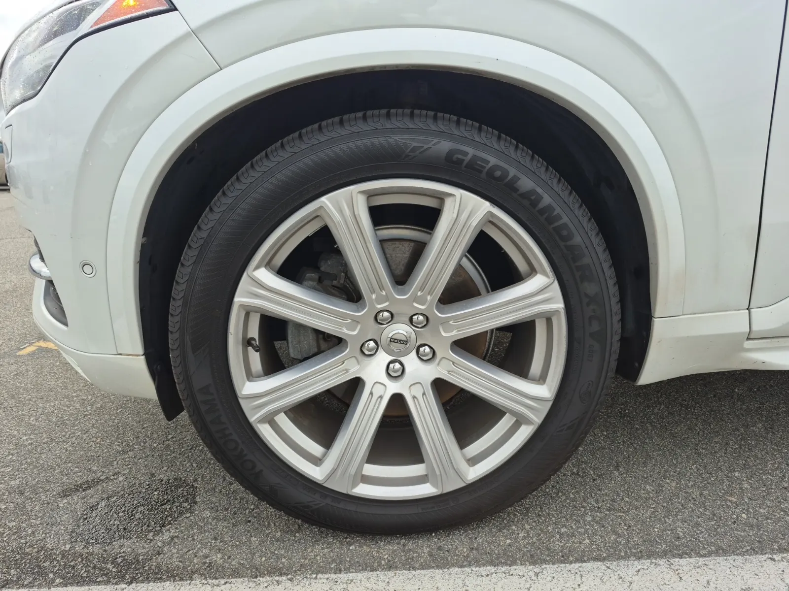 Front driver wheel/tire photo