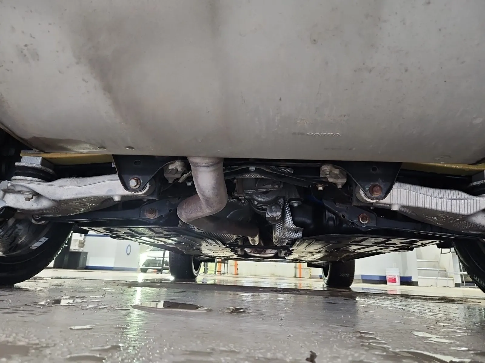 Undercarriage - Rear Photo