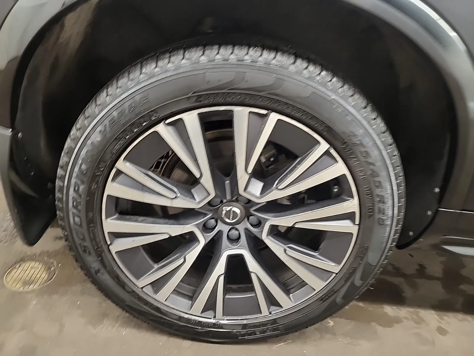 Right Rear Wheel/Tire Photo
