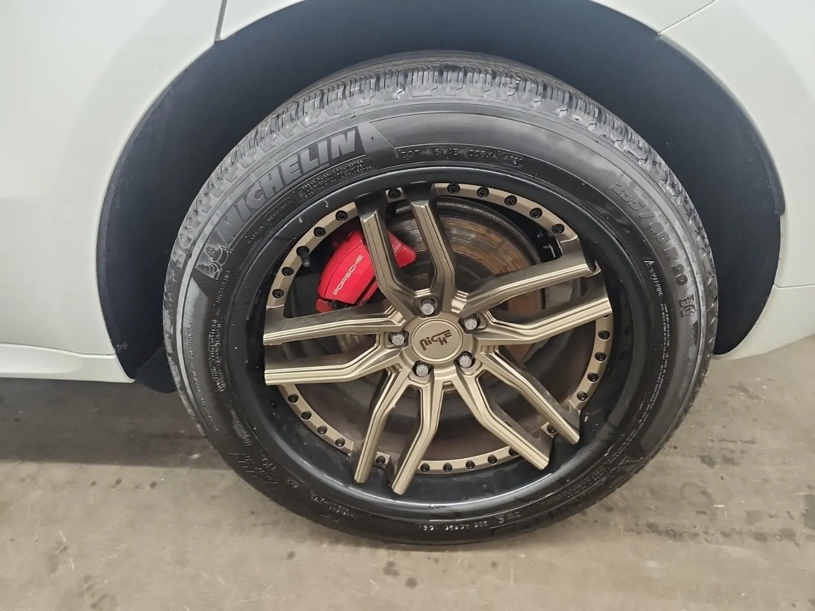 Left Rear Wheel/Tire Photo