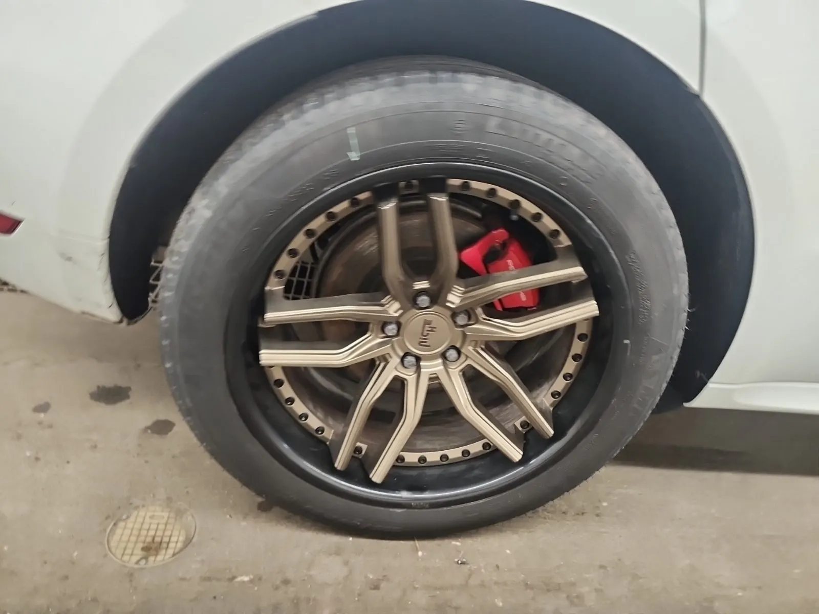 Right Rear Wheel/Tire Photo