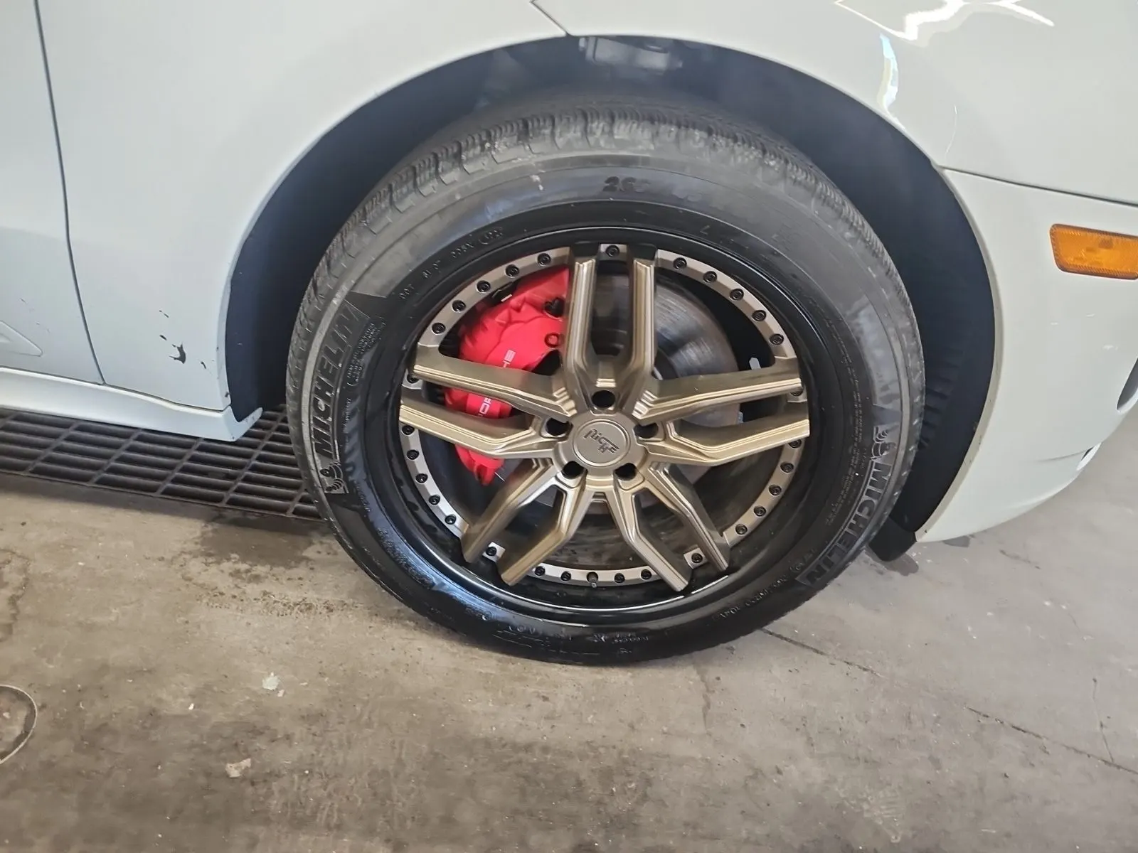Right Front Wheel/Tire Photo