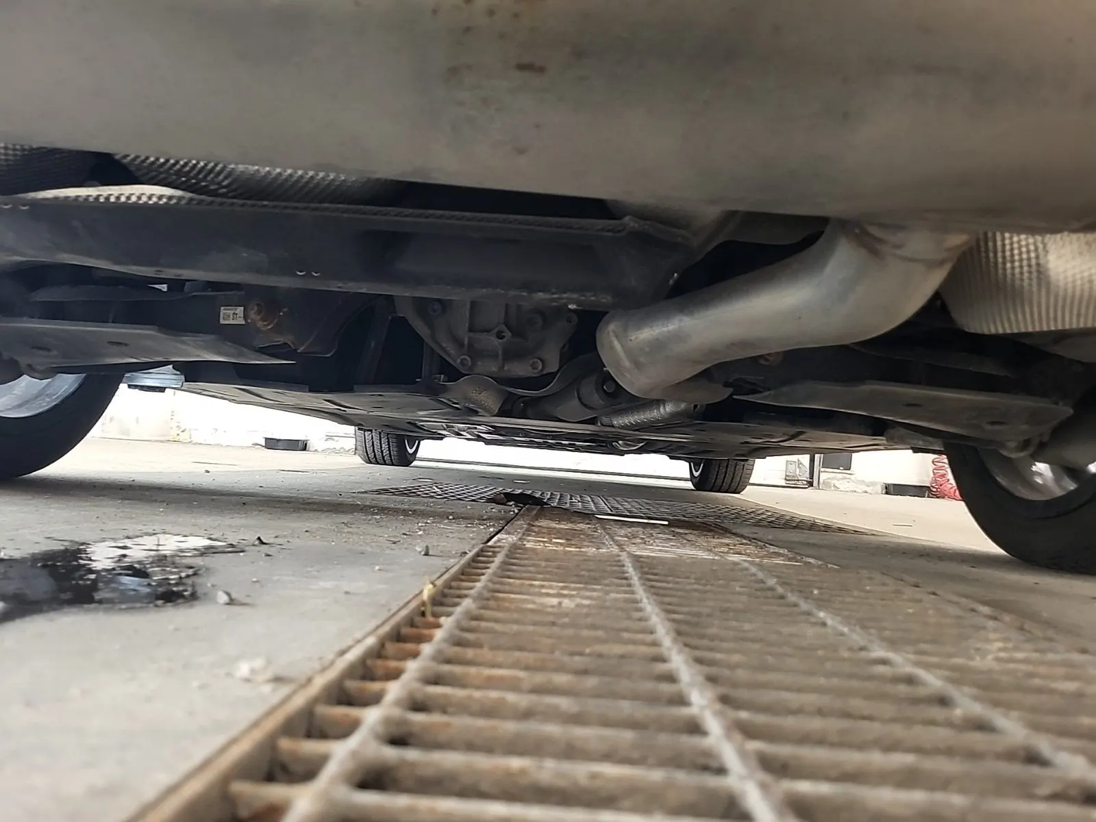 Undercarriage - Rear Photo