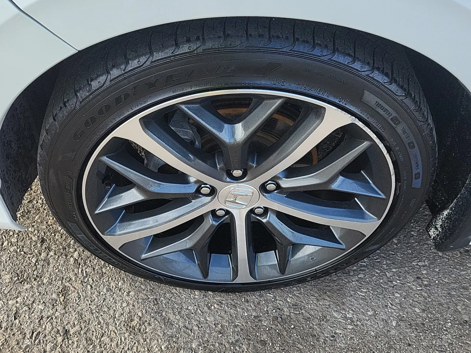 Front driver wheel/tire photo