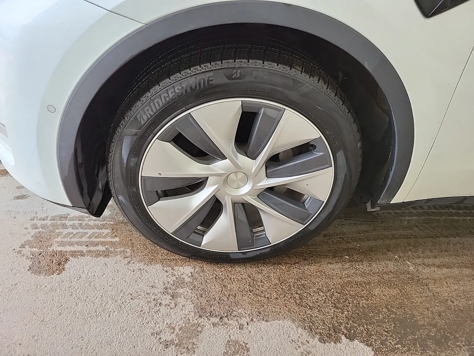 Front driver wheel/tire photo