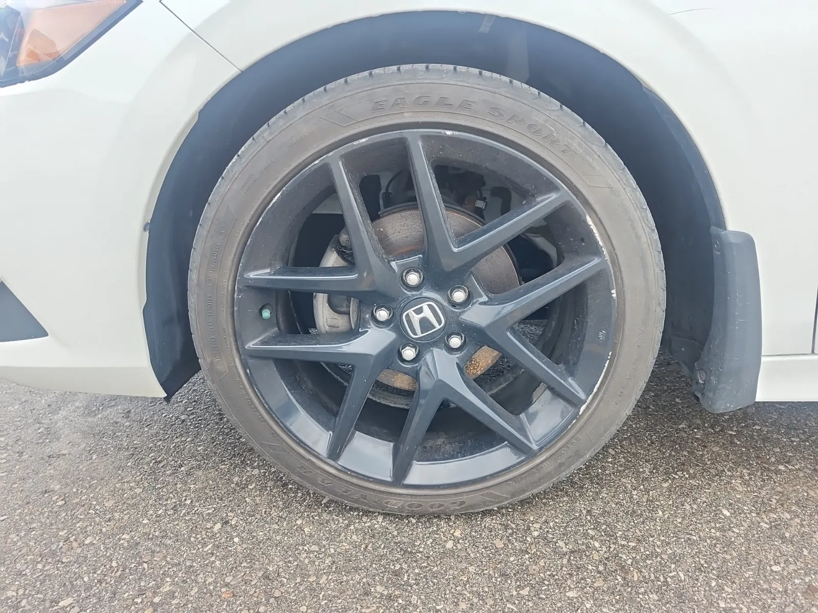 Front driver wheel/tire photo