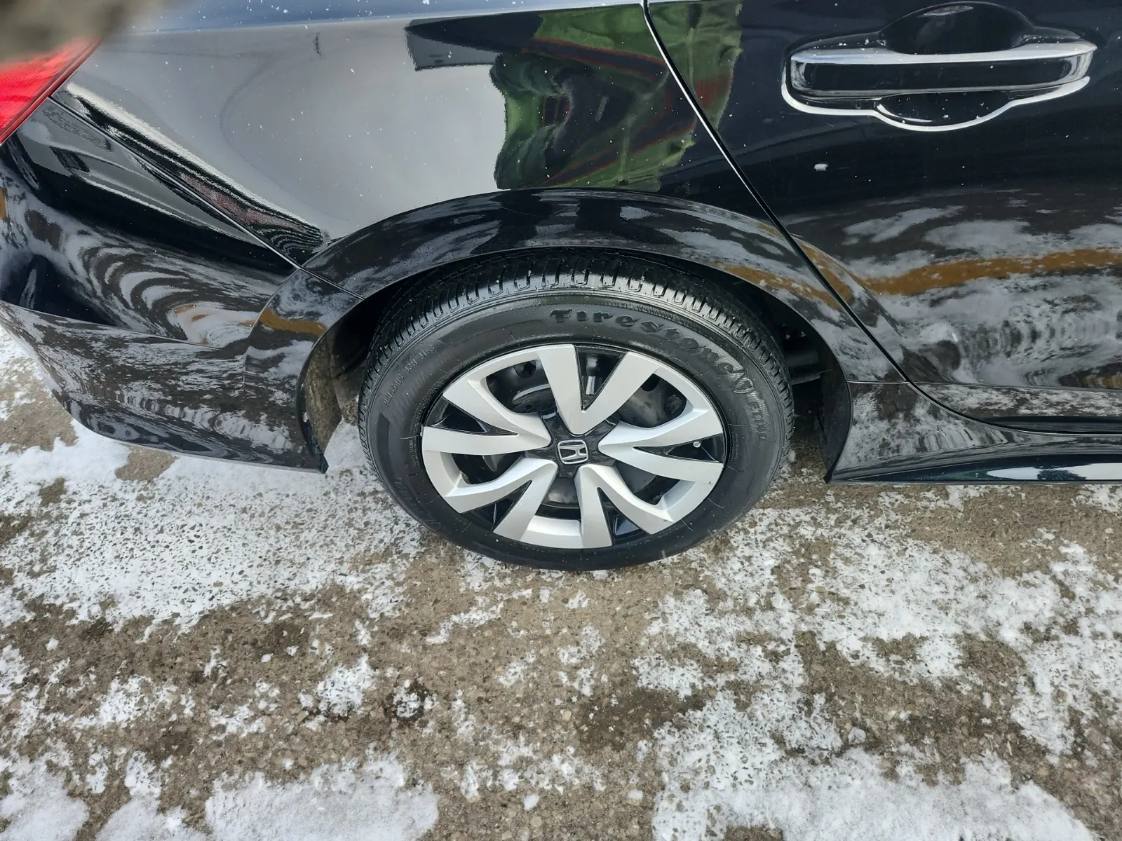 Right Rear Wheel/Tire Photo