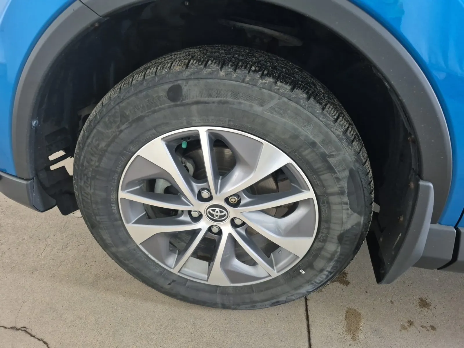 Front driver wheel/tire photo
