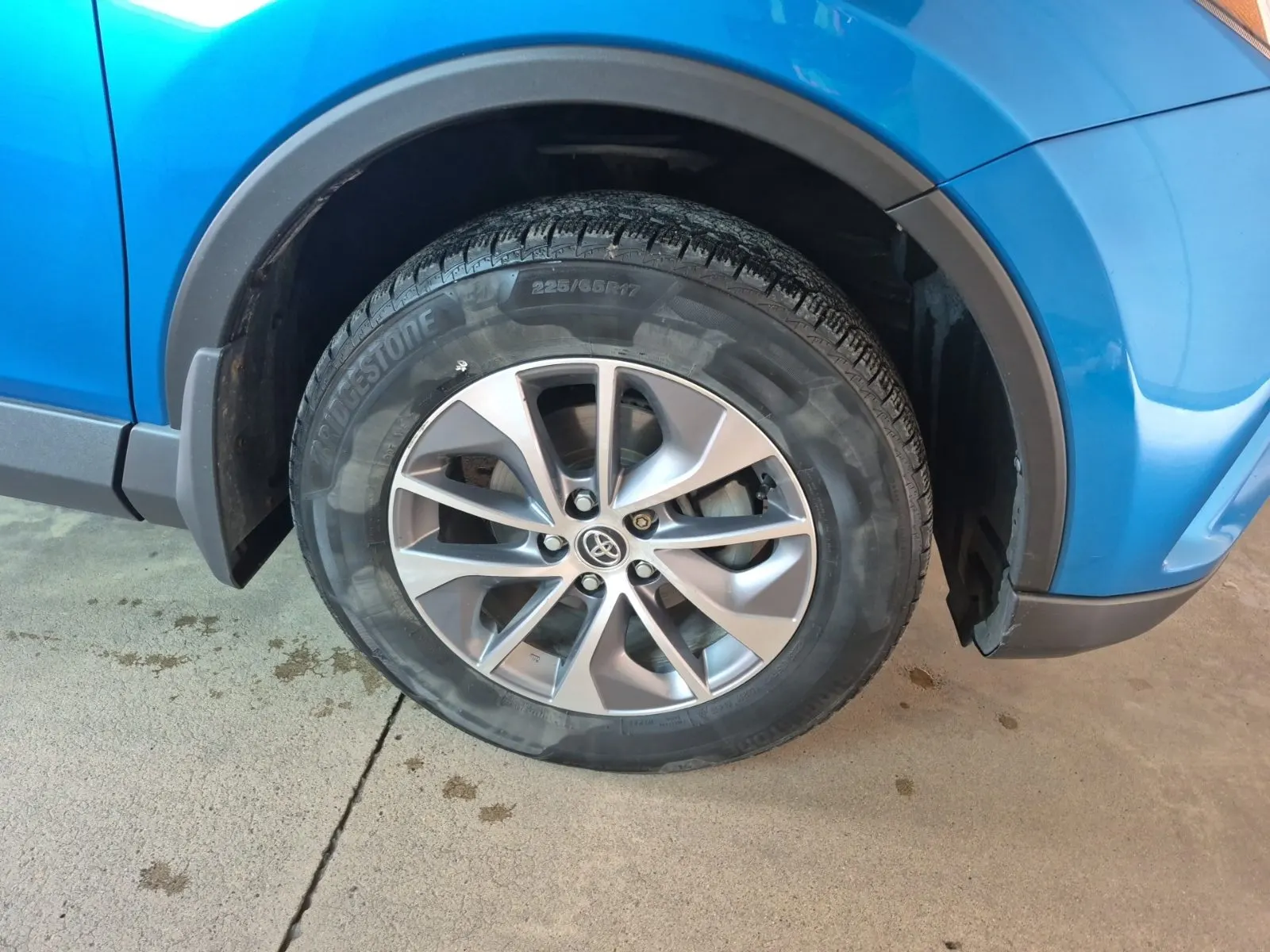 Right Front Wheel/Tire Photo