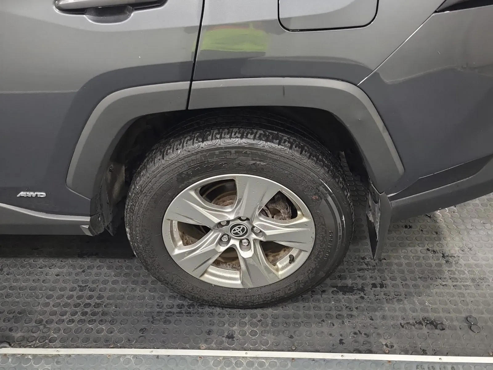 Left Rear Wheel/Tire Photo