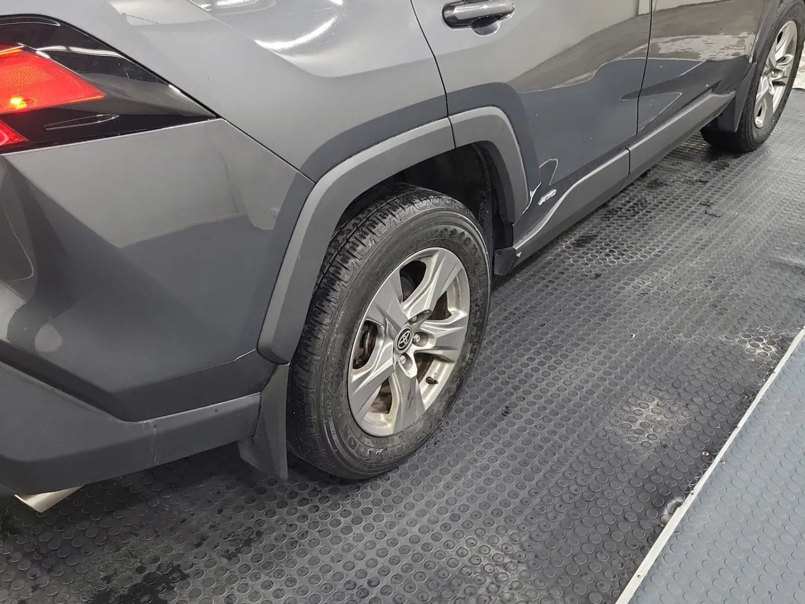 Right Rear Wheel/Tire Photo