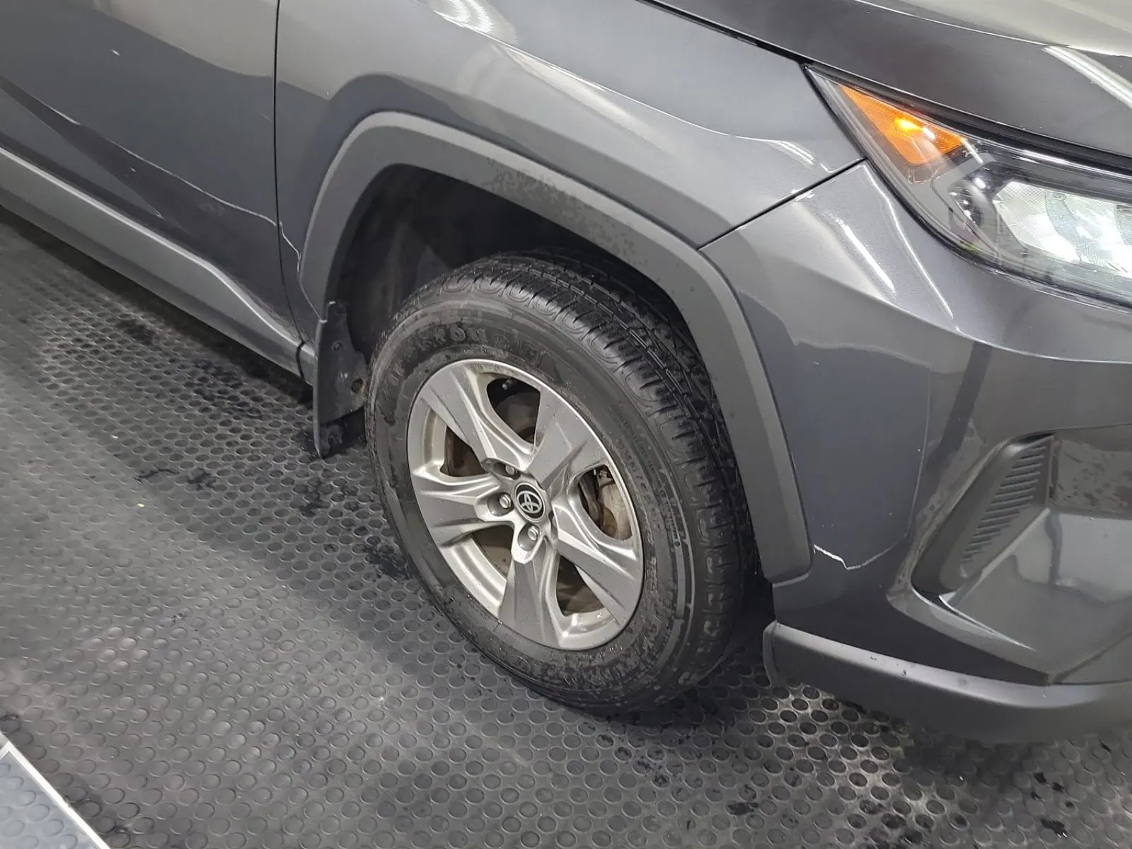 Right Front Wheel/Tire Photo