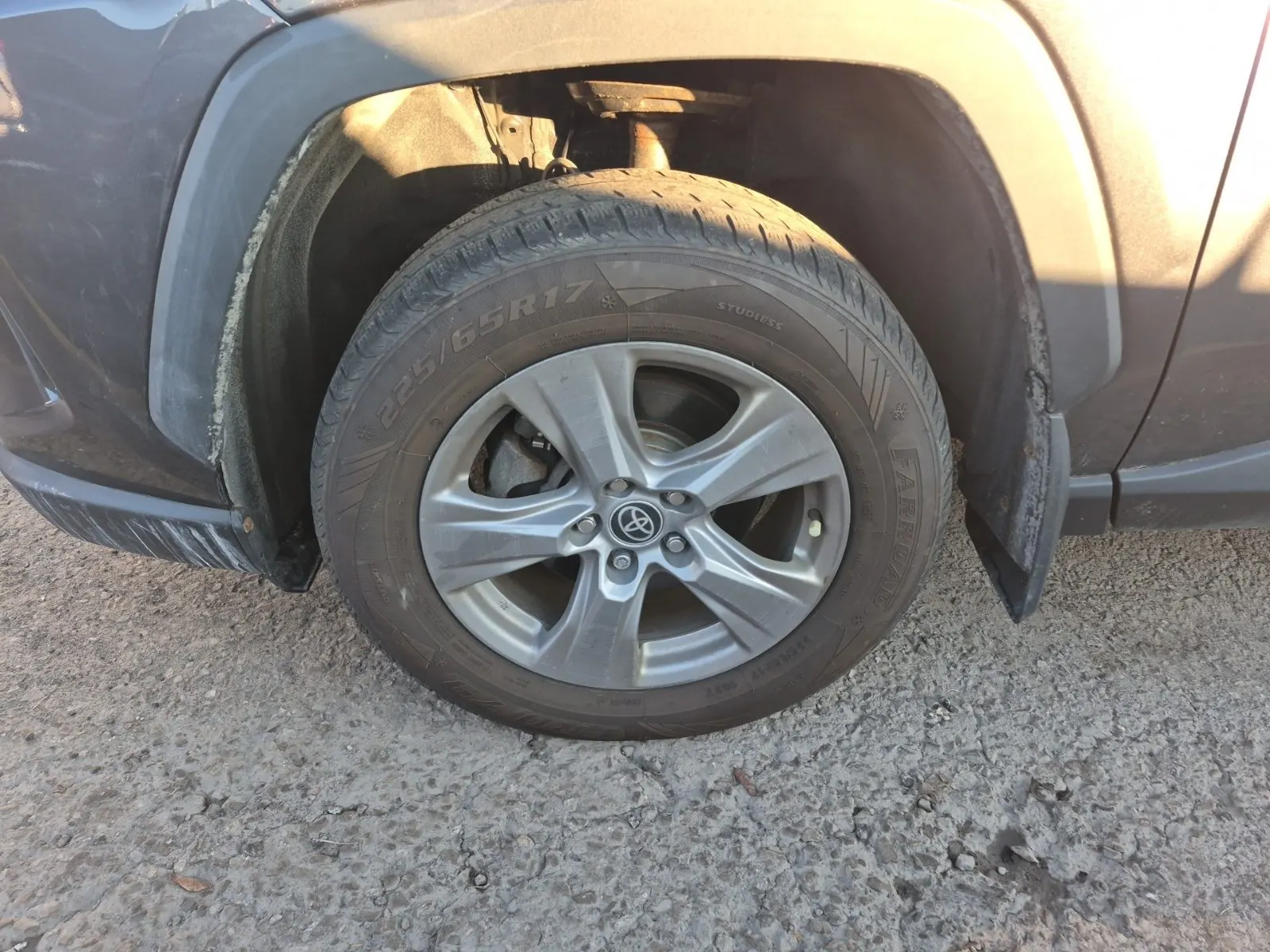 Front driver wheel/tire photo
