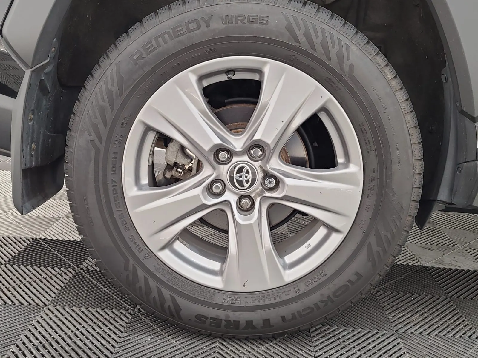 Right Rear Wheel/Tire Photo