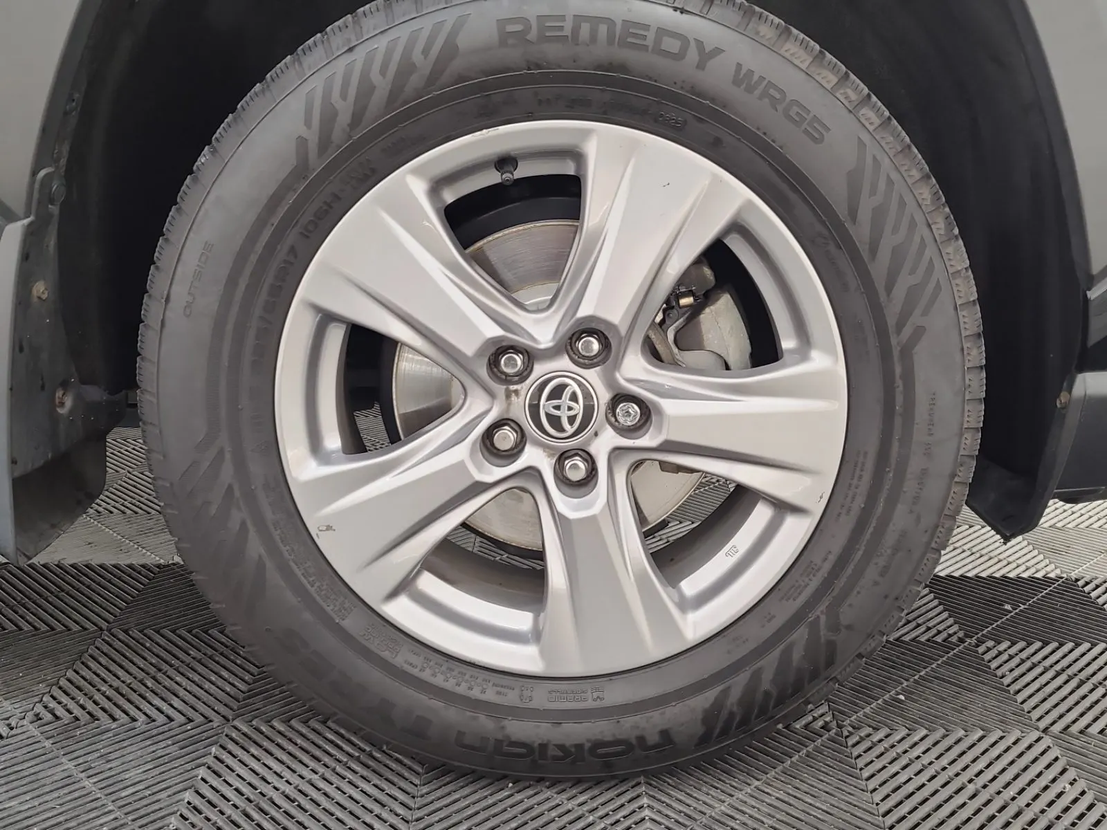 Right Front Wheel/Tire Photo