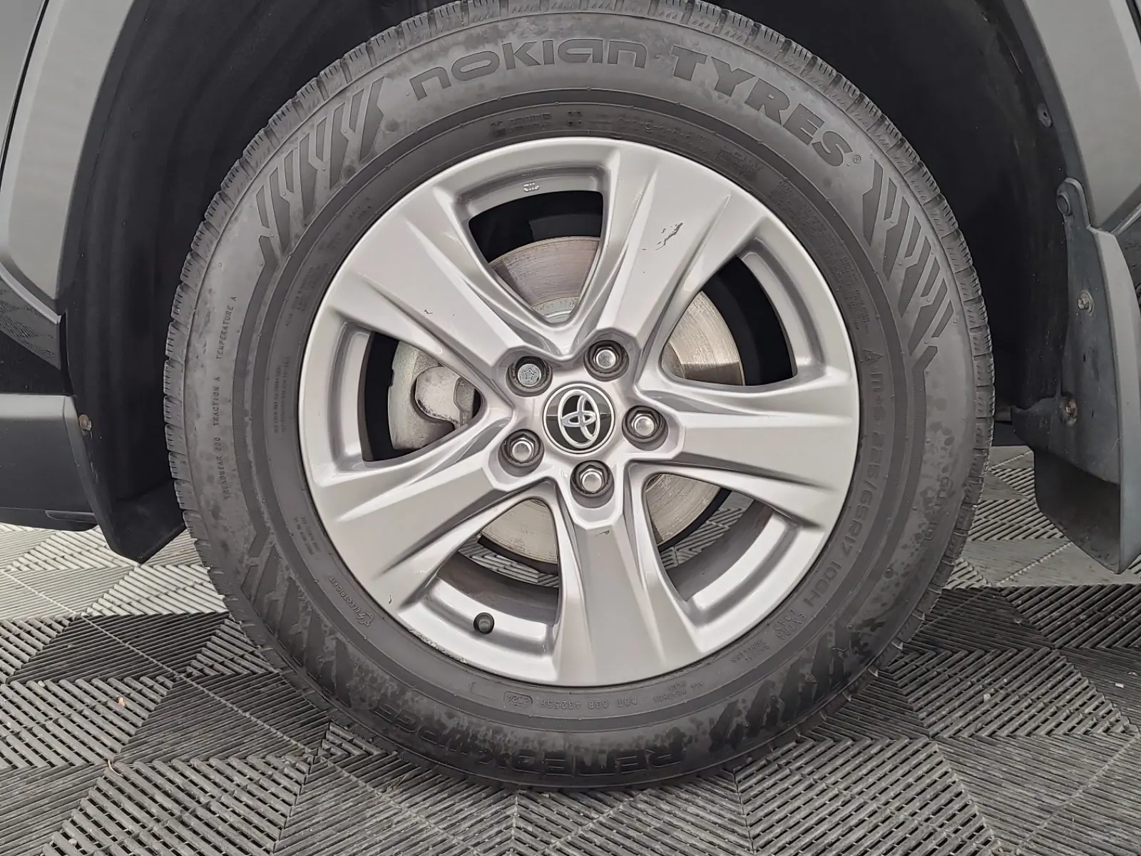 Front driver wheel/tire photo