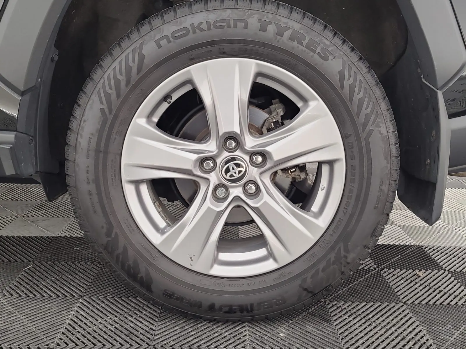 Left Rear Wheel/Tire Photo