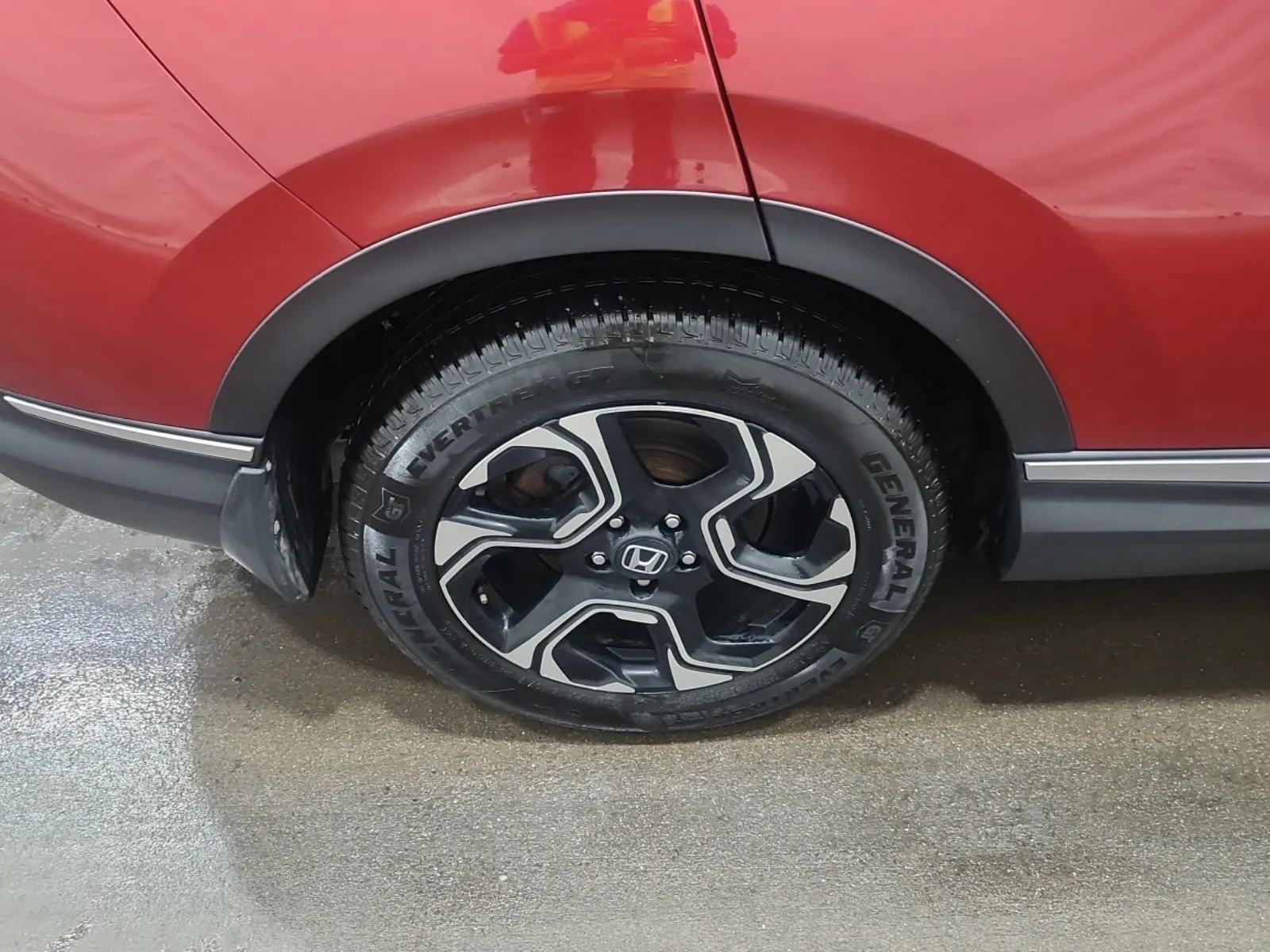Right Rear Wheel/Tire Photo
