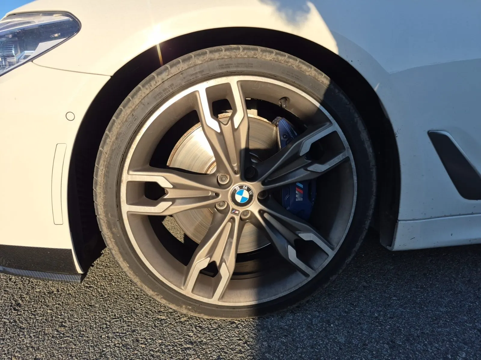 Front driver wheel/tire photo