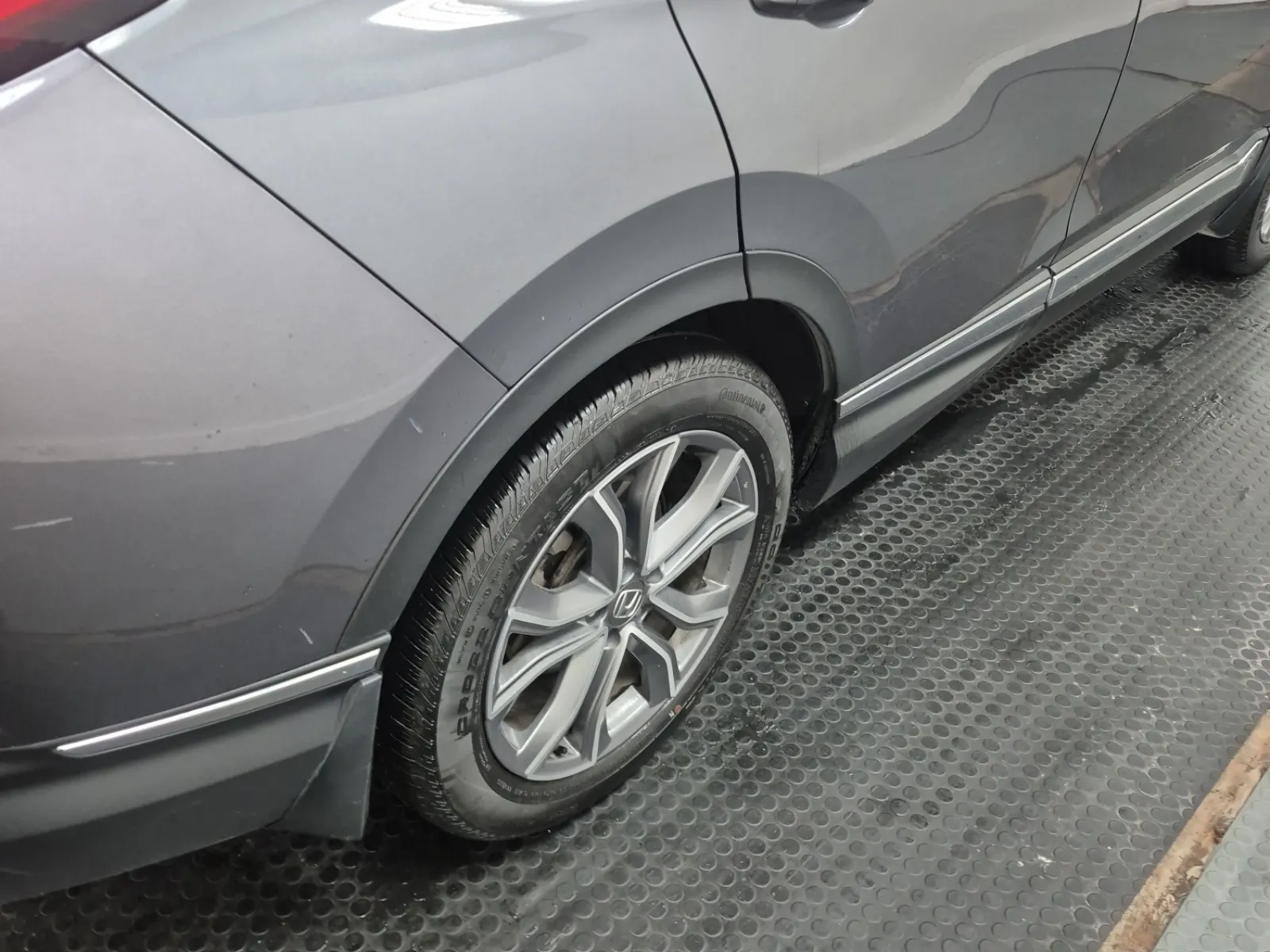 Right Rear Wheel/Tire Photo