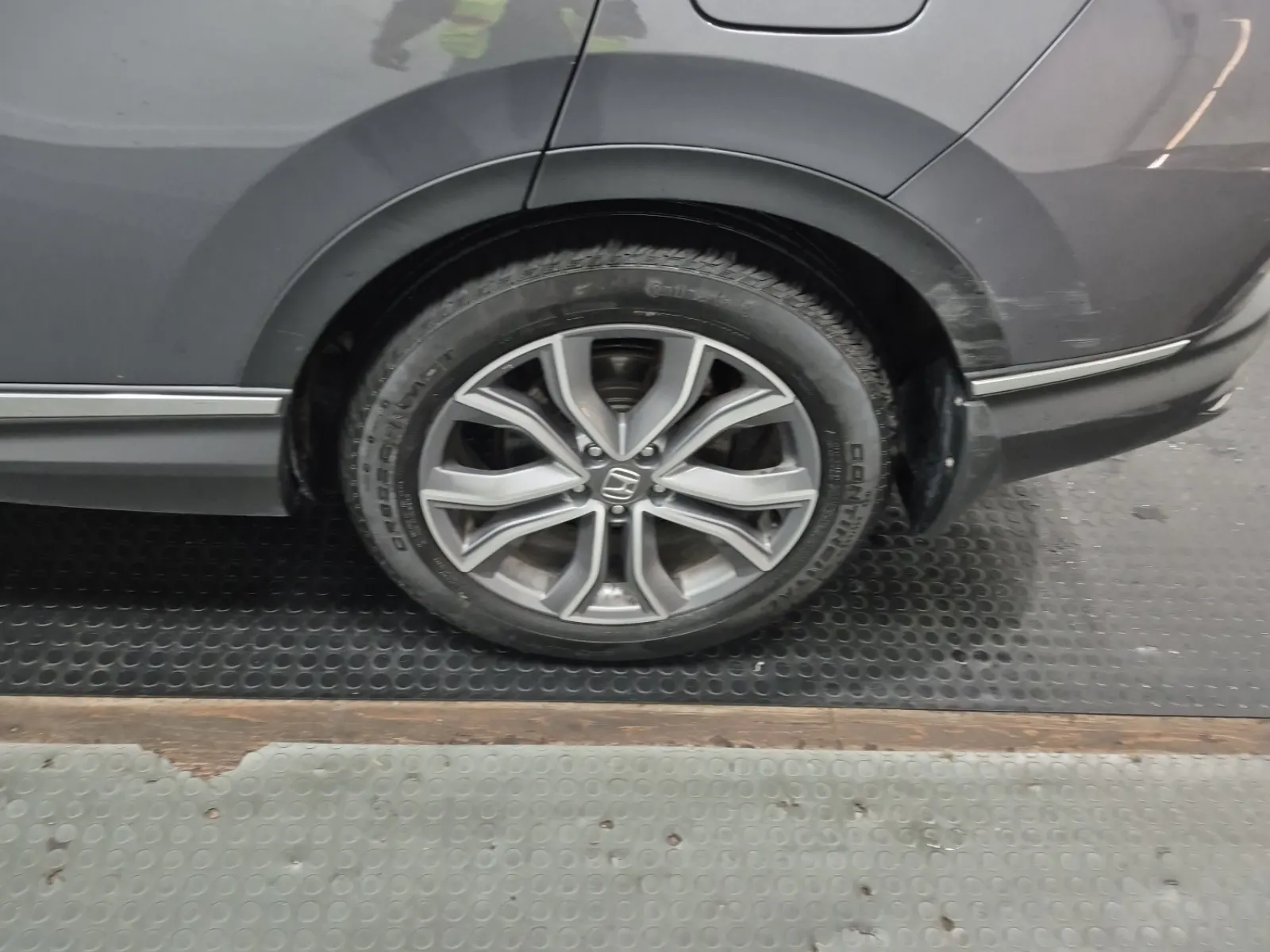 Left Rear Wheel/Tire Photo