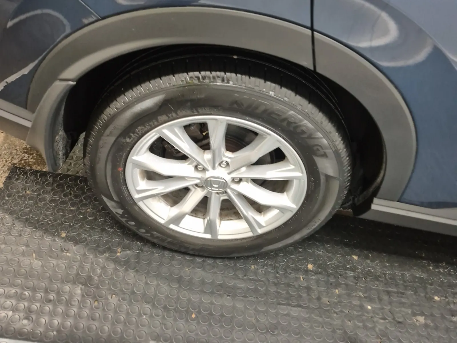 Right Rear Wheel/Tire Photo