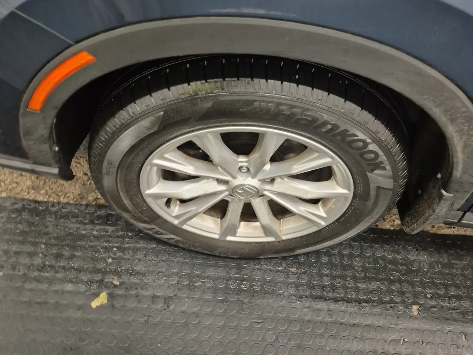 Front driver wheel/tire photo