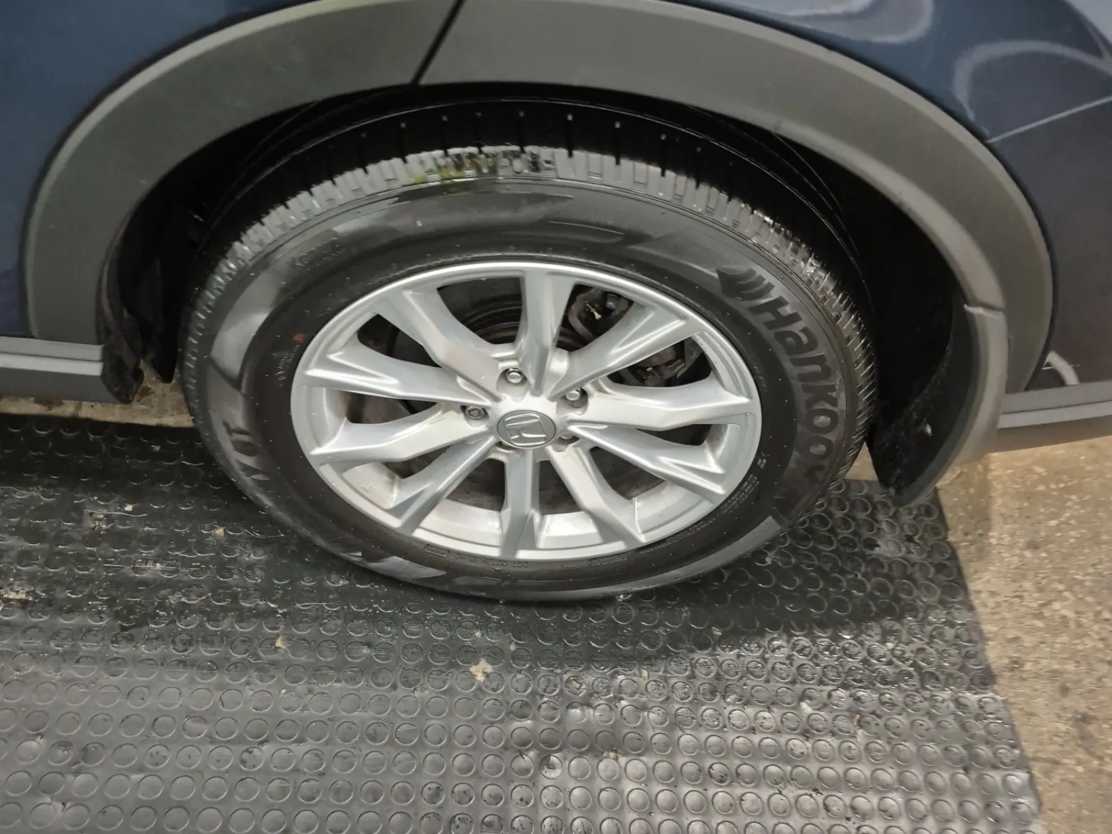 Left Rear Wheel/Tire Photo