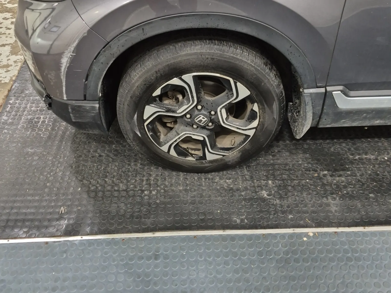 Front driver wheel/tire photo