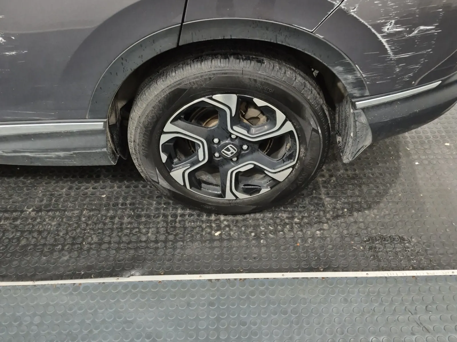 Left Rear Wheel/Tire Photo