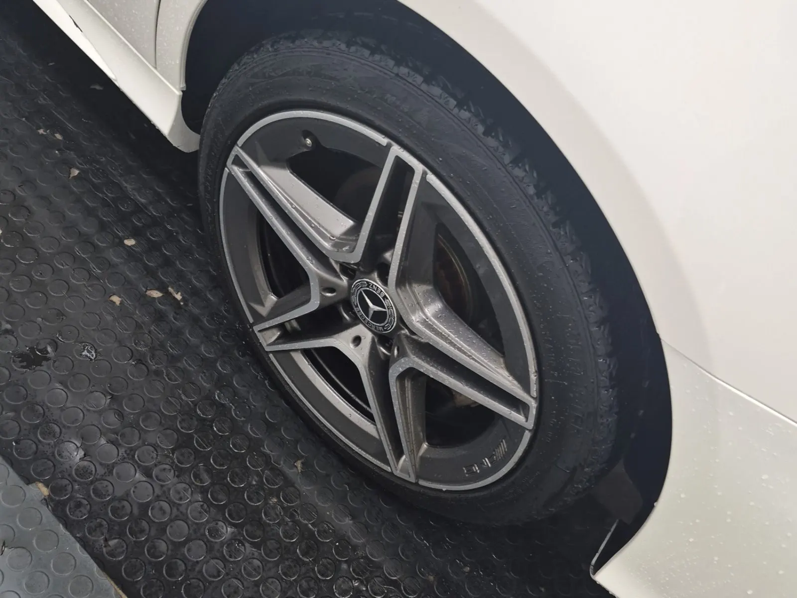 Left Rear Wheel/Tire Photo