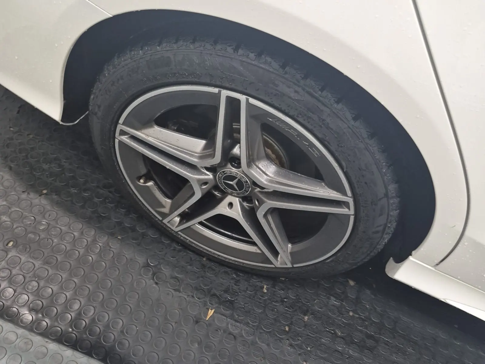 Right Rear Wheel/Tire Photo
