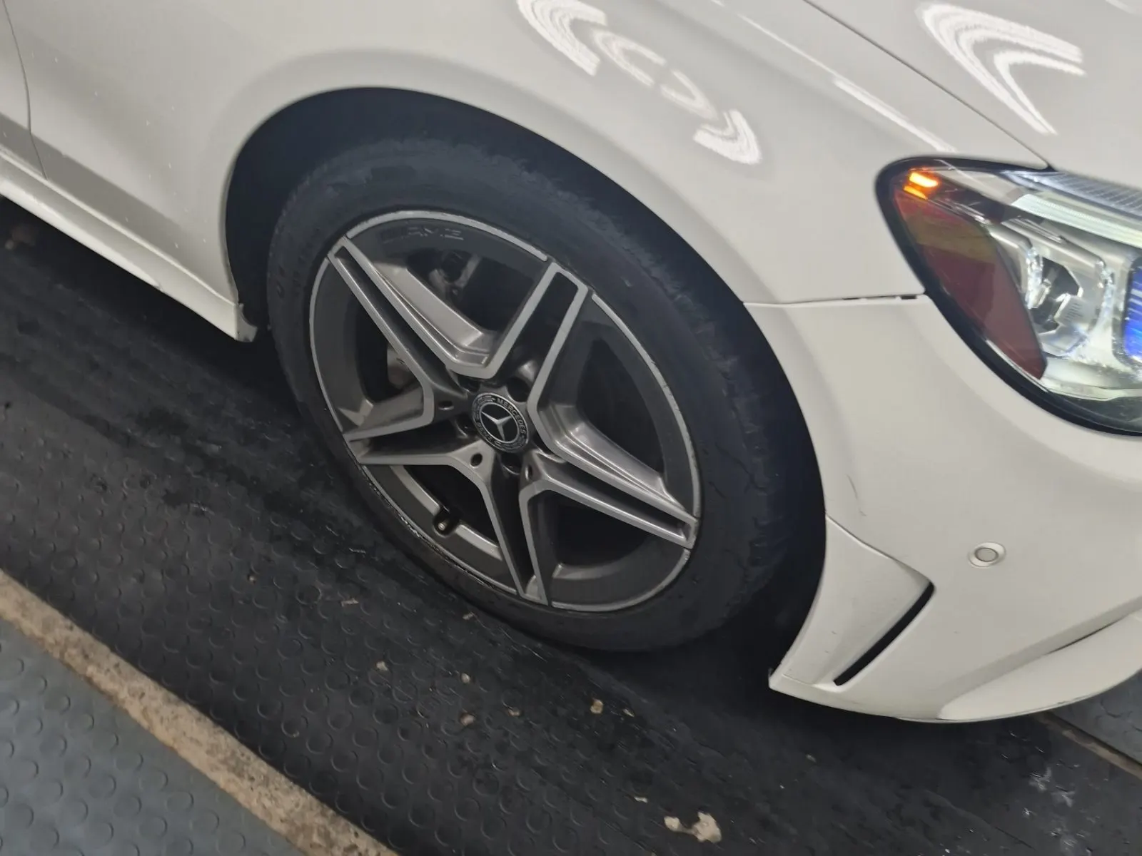 Right Front Wheel/Tire Photo