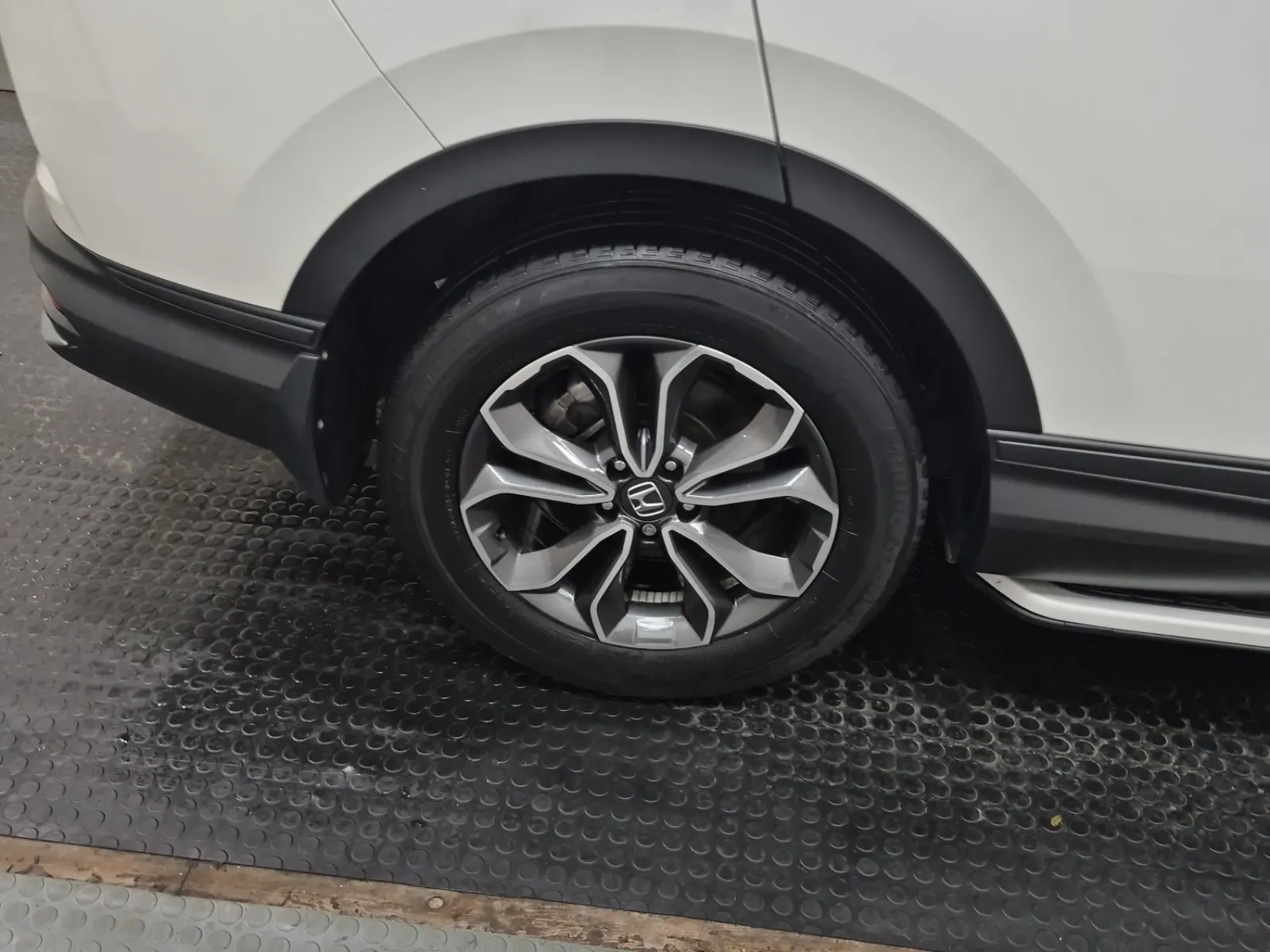 Right Rear Wheel/Tire Photo