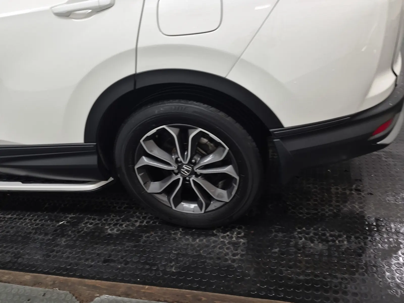 Left Rear Wheel/Tire Photo