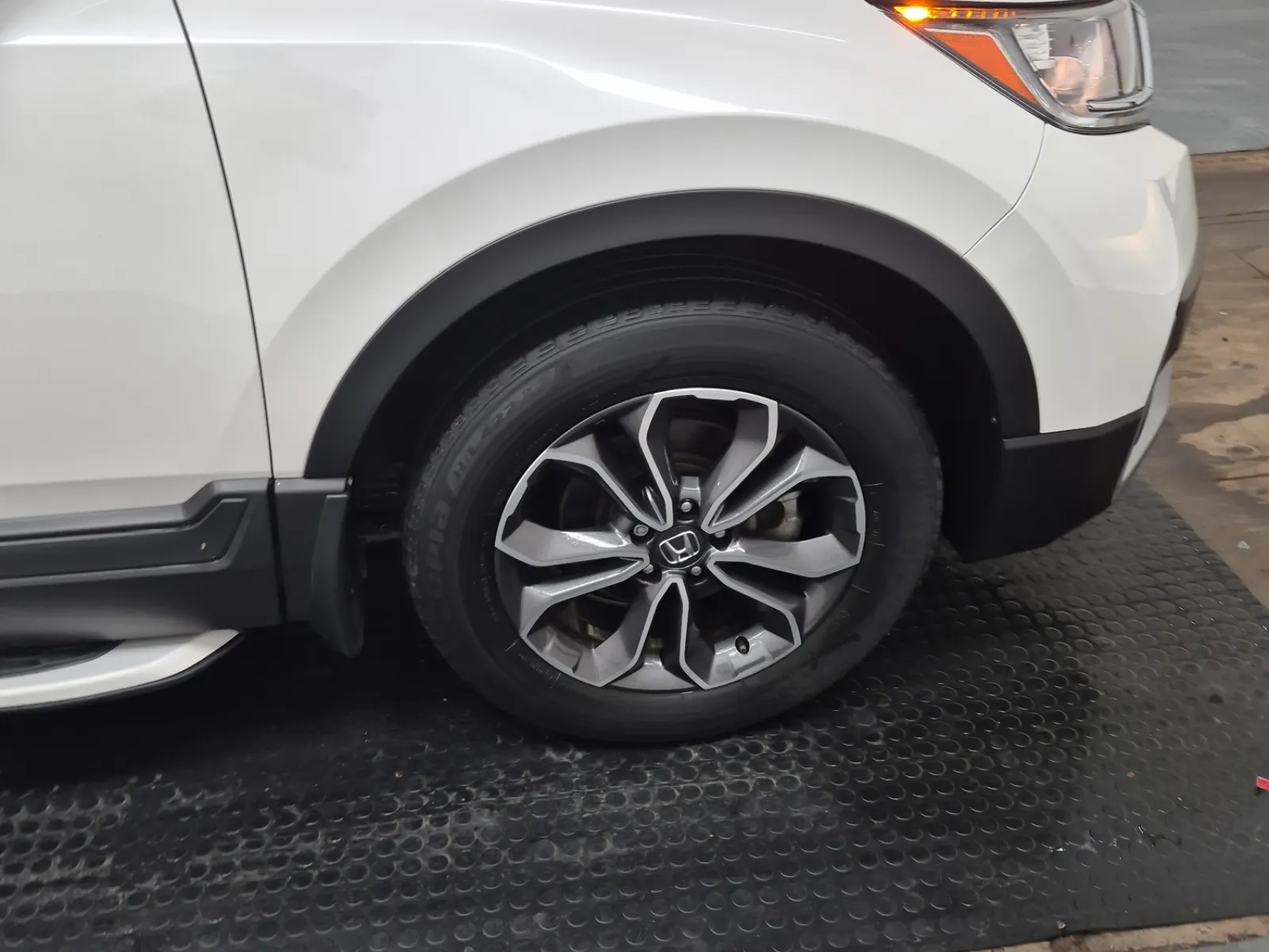 Right Front Wheel/Tire Photo