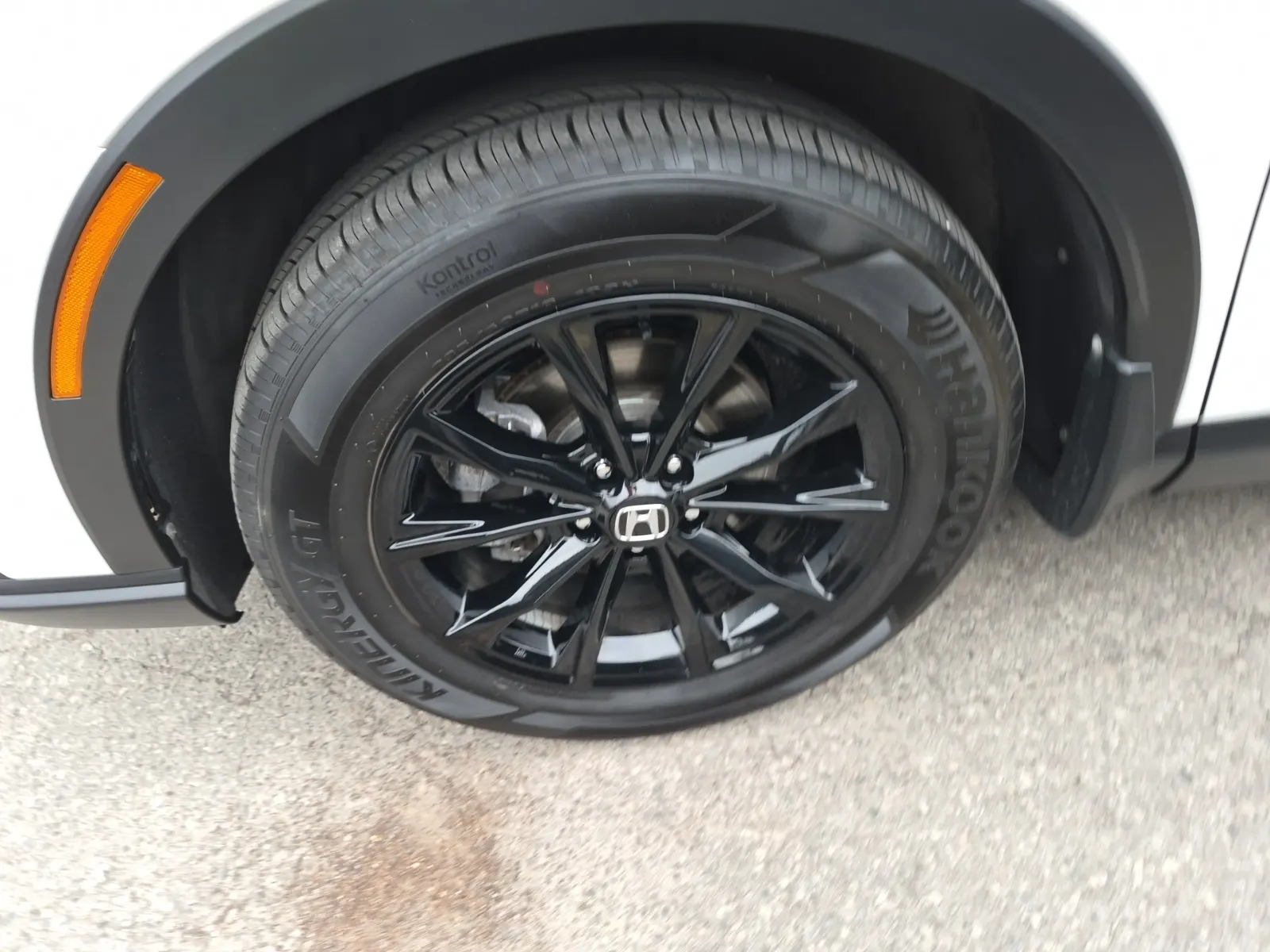 Front driver wheel/tire photo