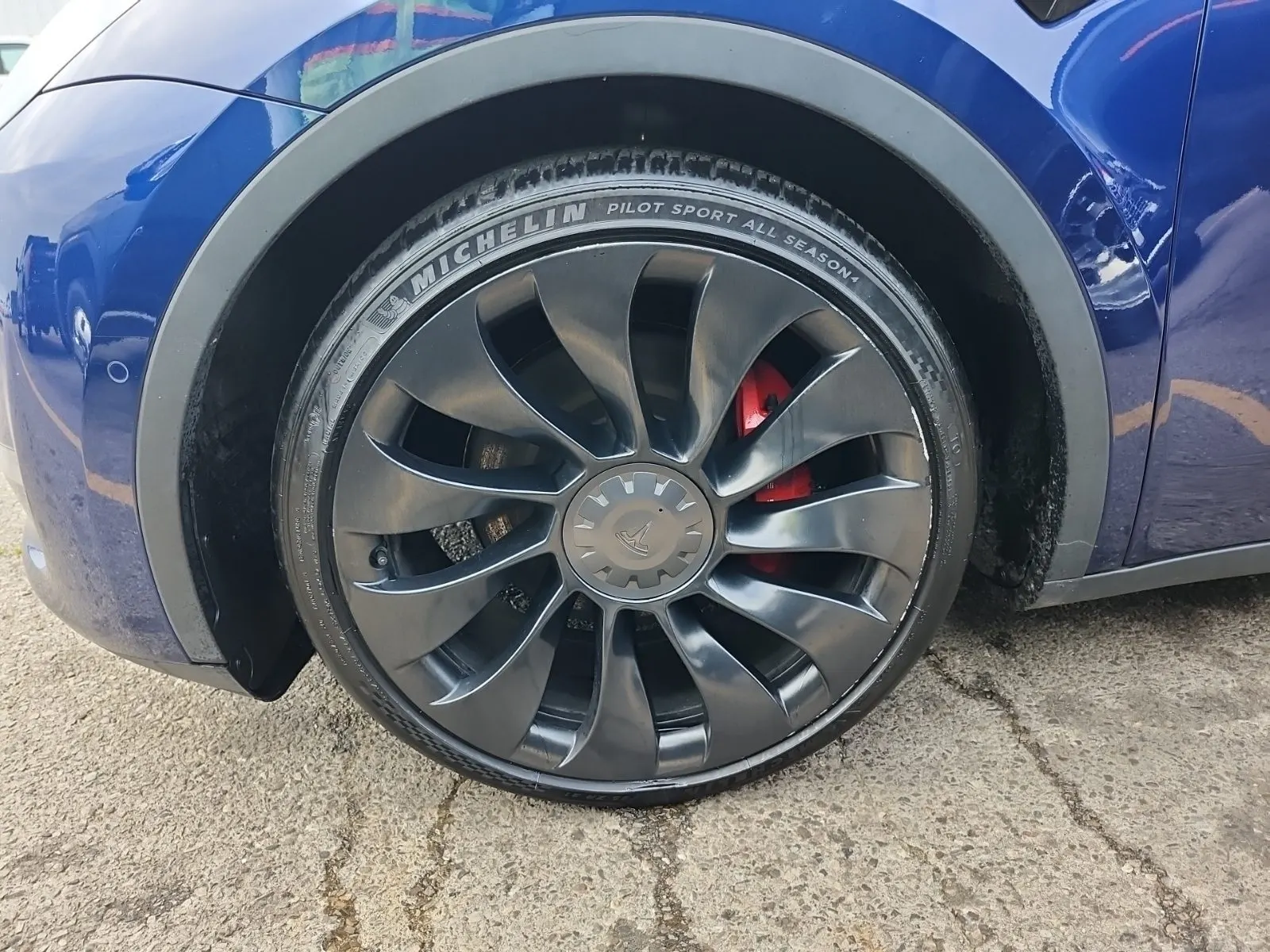 Front driver wheel/tire photo