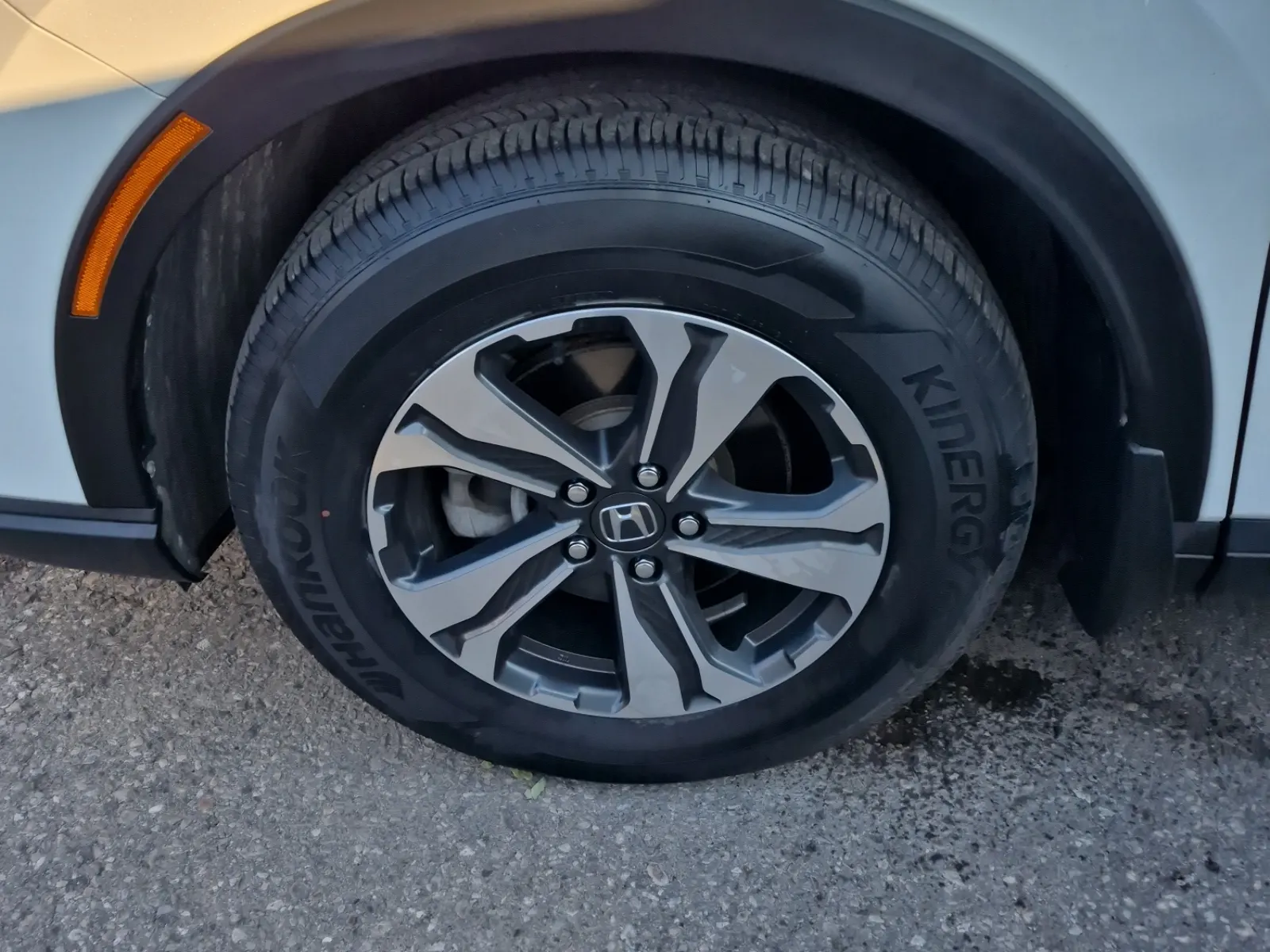 Front driver wheel/tire photo