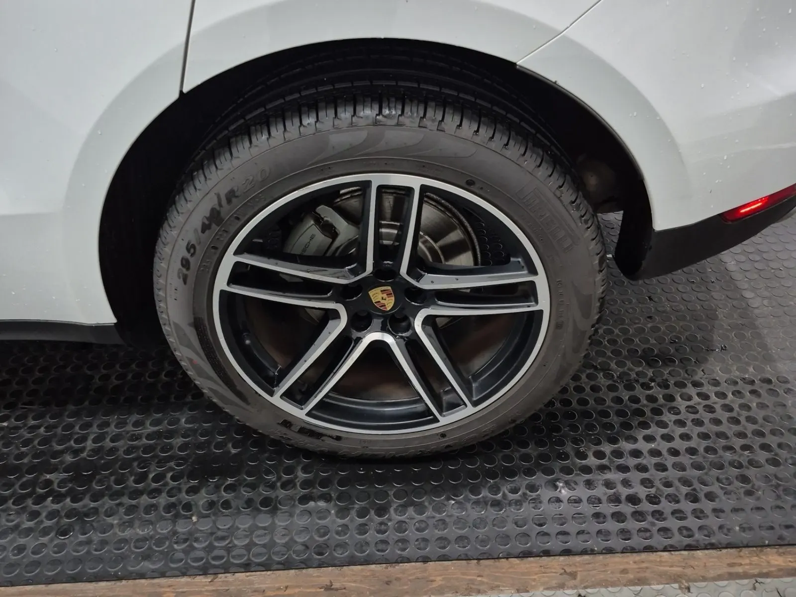 Left Rear Wheel/Tire Photo