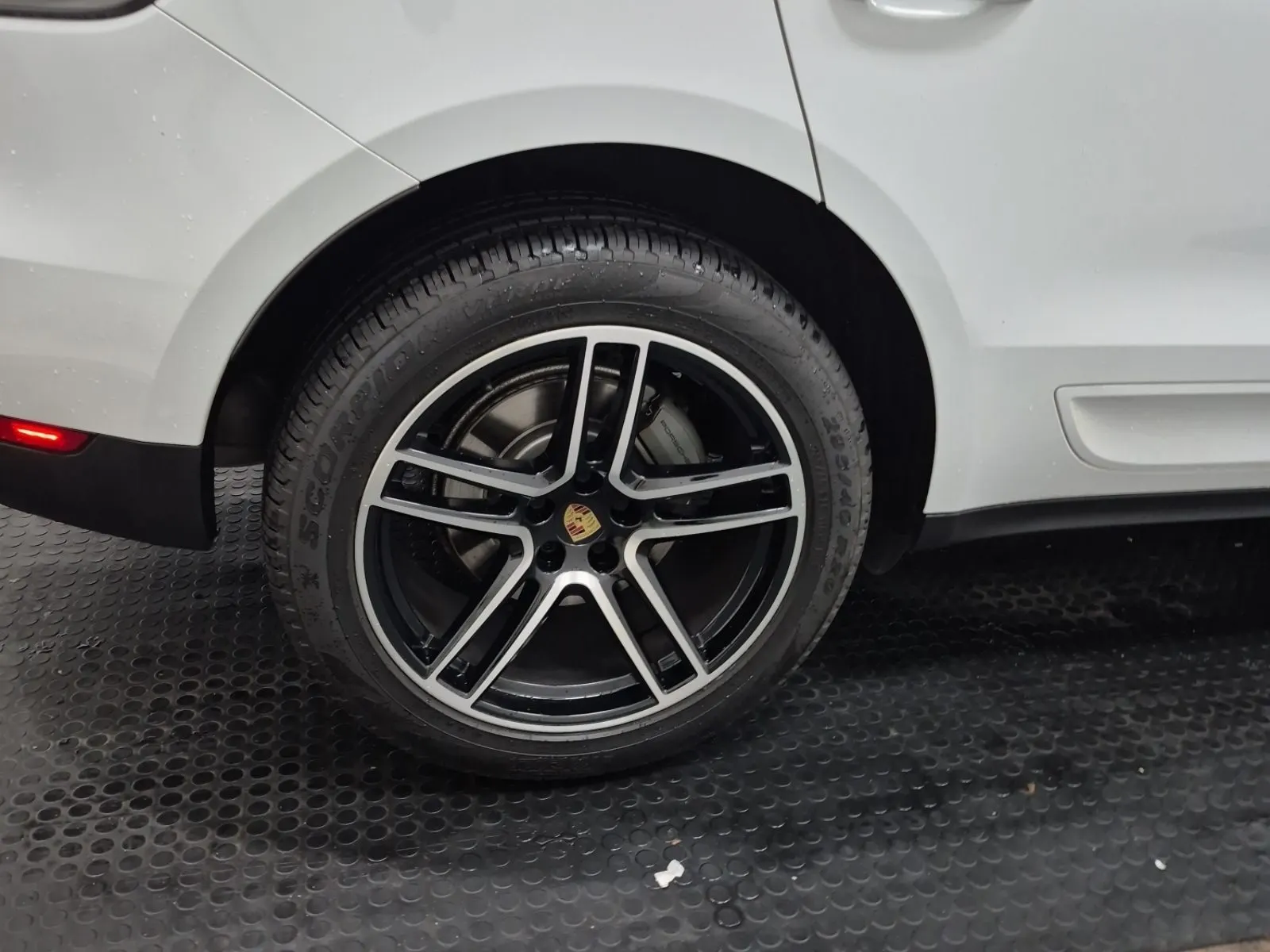 Right Rear Wheel/Tire Photo