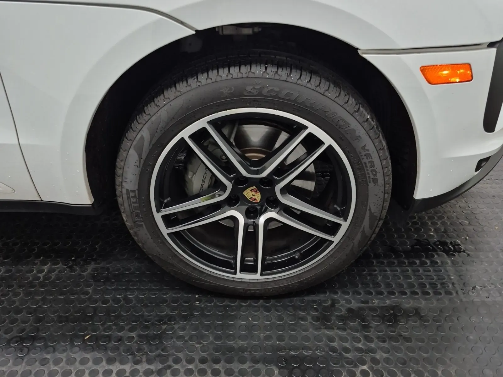 Right Front Wheel/Tire Photo