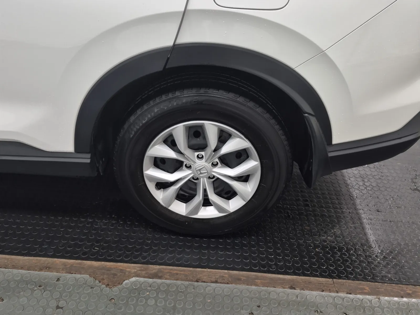 Left Rear Wheel/Tire Photo