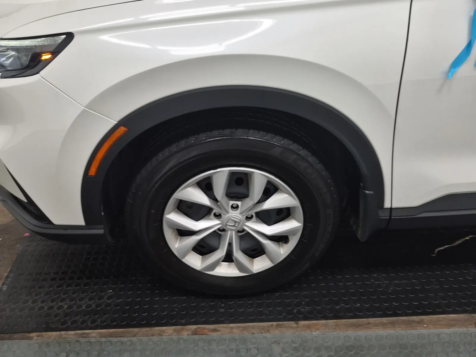 Front driver wheel/tire photo